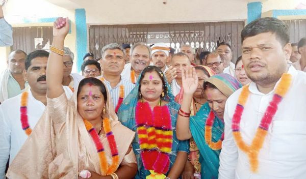 जनपद अध्यक्ष अंजलि कुर्सी बचाने में सफल, अविश्वास प्रस्ताव  ध्वस्त 