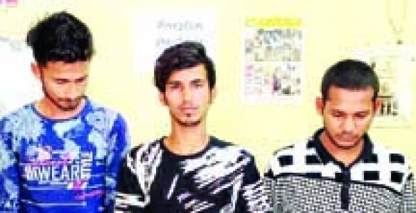 घूम-घूम कर मोबाइल,चेन,पर्स लूटने वाले 3 गिरफ्तार