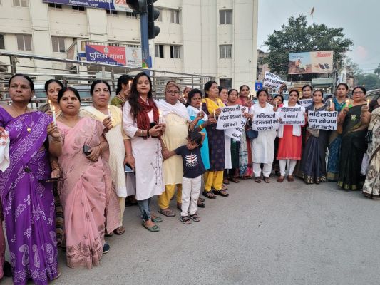 पहलवानों के समर्थन में महिला कांग्रेस का कैंडल मार्च