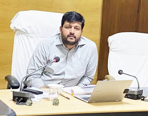 विलंब चल रहे निर्माण कार्यों के ठेकेदारों पर लगाएं जुर्माना