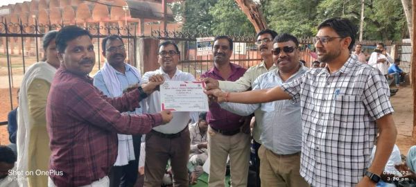 पंचायत सचिव जिला मुख्यालय में रक्तदान कर रैली निकाल कलेक्टर को सौंपा ज्ञापन