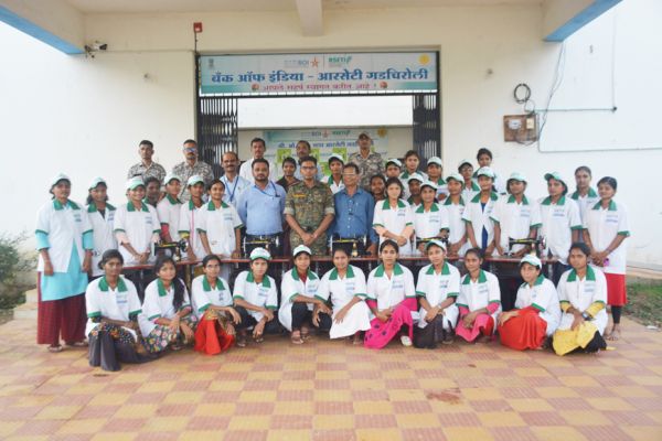 सिलाई मशीन व दुपहिया मरम्मत करने वाले प्रशिक्षुओं का विदाई समारोह