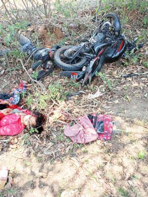 पिकअप से टकराई बाइक, 2 मौतें, एक घायल