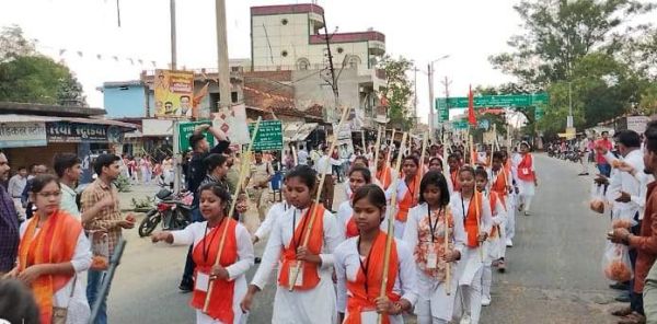 दुर्गा वाहिनी ने किया पथ संचलन,  लोगों ने बरसाए फूल