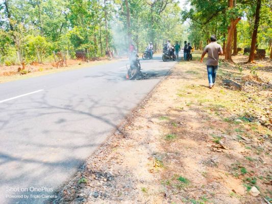 चलती बाइक में लगी आग, दंपत्ति बाल-बाल बचे