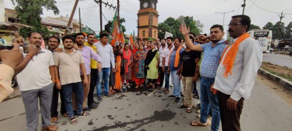 सीएम-आबकारी मंत्री का भाजपा ने फूंका पुतला