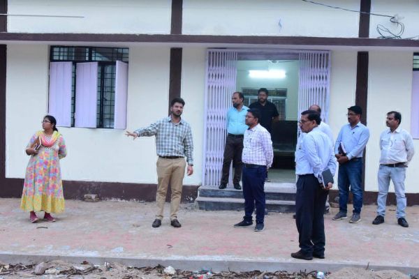 कलेक्टर ने जिला सहकारी बैंक की शाखा को पुराने जिला अस्पताल में स्थानांतरित करने किया निरीक्षण