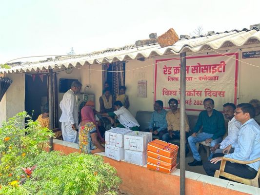 रेडक्रॉस ने आश्रम में दी सामग्रियां 