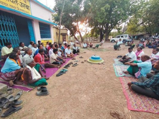 खदान के लिए नहीं देंगे जमीन, बैठक में निर्णय