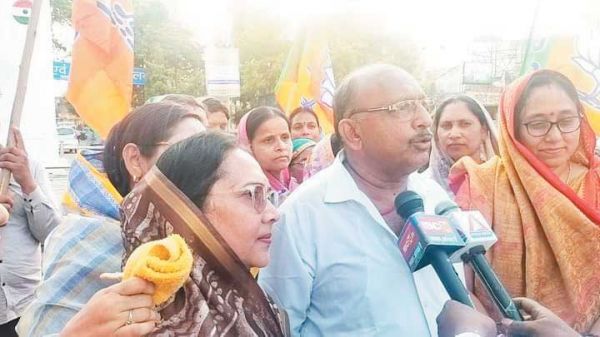 भाजपा महिला मोर्चा ने मुख्यमंत्री व आबकारी मंत्री का पुतला फूंका