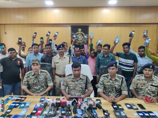 25 लाख के गुम मोबाइल ढूंढकर मालिकों को पुलिस ने सौंपा