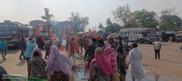 शराब घोटाले के विरोध में भाजपाइयों ने फूंका मुख्यमंत्री व आबकारी मंत्री का पुतला