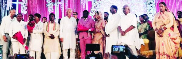 मुख्यमंत्री बघेल ने विधायक बृहस्पति के बेटे-बहू को दिया आशीर्वाद