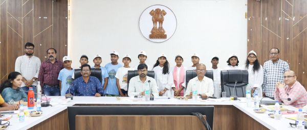 बाल संसद में चुने हुए पीएम व मंत्रिमंडल  को कलेक्टर ने दिलाई शपथ