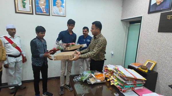 कलेक्टर ने 10-12 वीं में टॉप  करने वाले विद्यार्थियों को दी बधाई, उन्हें लैपटॉप प्रदान किया