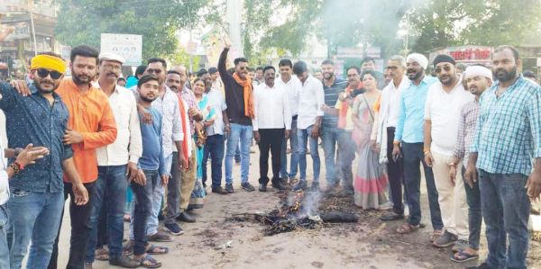 शराब घोटाला को लेकर भाजपाइयों ने किया पुतला दहन