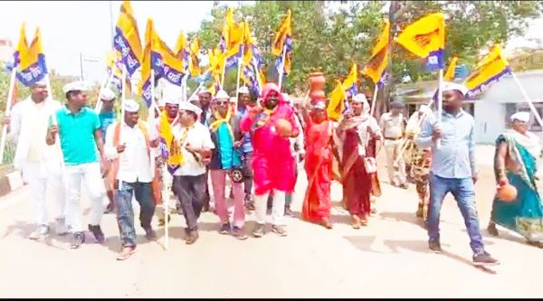 आप ने मटकी फोडक़र सरकार के खिलाफ प्रदर्शन कर ज्ञापन सौंपा 