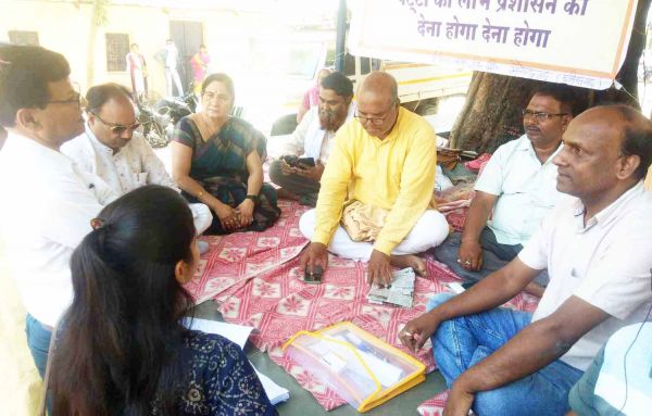 हितग्राहियों को झुग्गी-झोपड़ी का पट्टा दिलाने दूसरे दिन भी जारी रहा पार्षदों का आमरण-अनशन