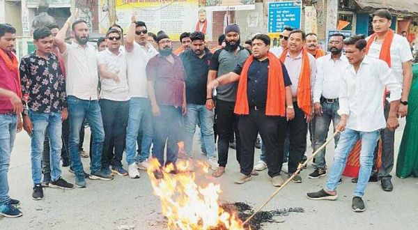 शराब घोटाला: भाजपा शहर मंडल ने फूंका सीएम का पुतला 