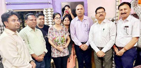 बोर्ड परीक्षा में टॉपर होनहार बेटी को बधाई देने घर पहुंचे कलेक्टर