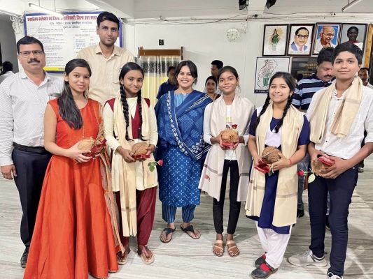 प्रावीण्य सूची में स्थान बनाने वाले विद्यार्थियों को कलेक्टर ने किया सम्मानित