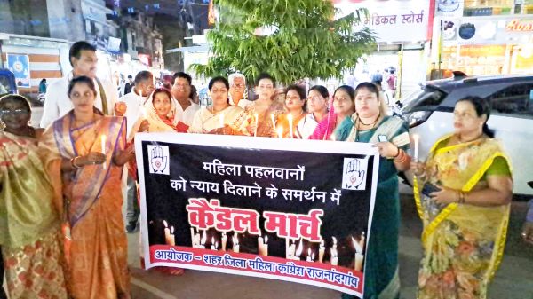 पहलवानों के समर्थन में महिला कांग्रेस ने निकाला कैंडल मार्च