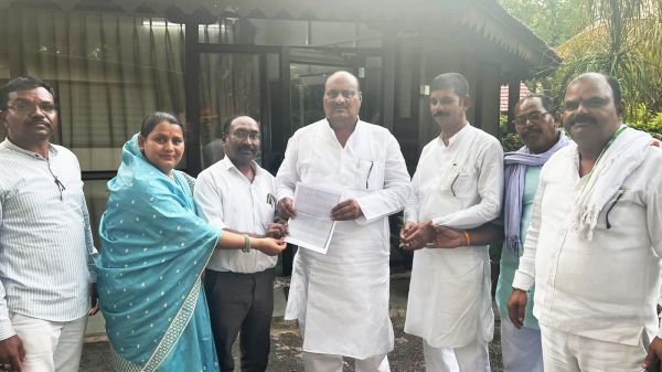 मुआवजा दिलाने विधायक व ब्लॉक अध्यक्ष ने मंत्री को सौंपा ज्ञापन