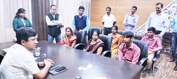 दसवीं के टॉपर राहुल और सूरज ने कलेक्टर से की मुलाकात, सफलता के दिए टिप्स