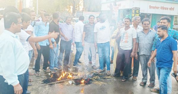 कांग्रेसियों ने फूंका पीएम- ईडी का पुतला