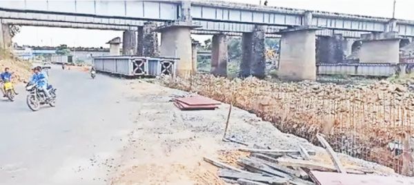 2 करोड़ की लागत से बन रहे चक्रपथ के निर्माण पर रोड़ा