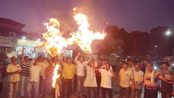 कांग्रेसियों ने ईडी व भाजपा का फूंका पुतला