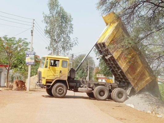 राष्ट्रीय राजमार्ग के किनारे अवैध तरीके से फ्लाईएश डंप 