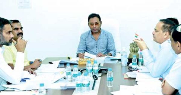 मंत्री की बैठक में सही जानकारी नहीं दी, सहायक संचालक निलंबित