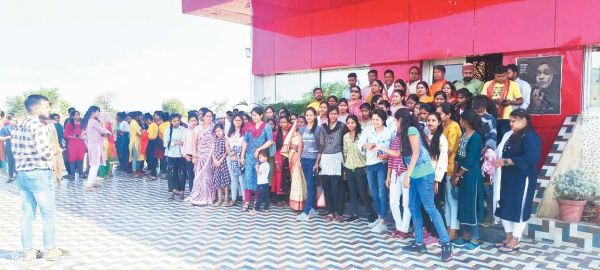 द केरला स्टोरी निशुल्क दिखाया