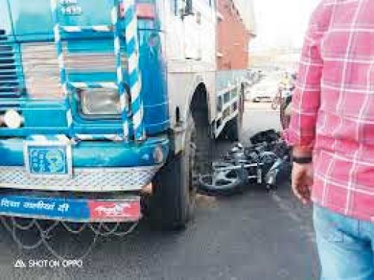 ट्रक से बाइक टकराई, चालक घायल