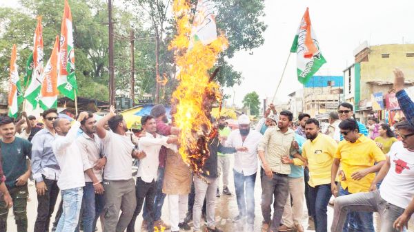 युकां ने जलाया ईडी-भाजपा का पुतला
