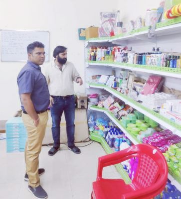 धनवंतरी मेडिकल स्टोर एवं सी-मार्ट का आयुक्त ने लिया जायजा