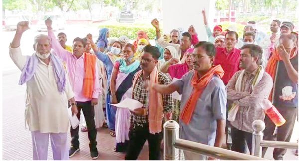 सफाई कर्मियों ने  सौंपा ज्ञापन