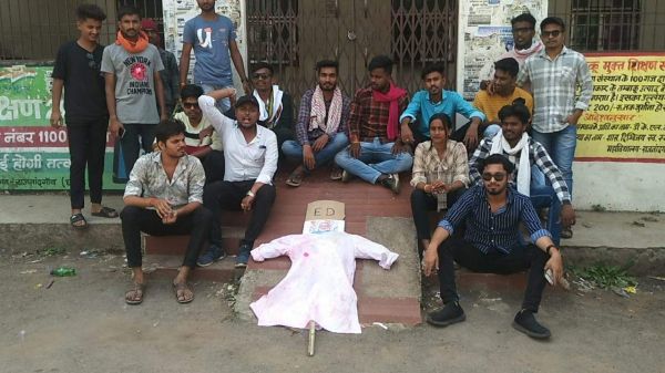 एनएसयूआई ने पीएम और  ईडी का फूंका पुतला