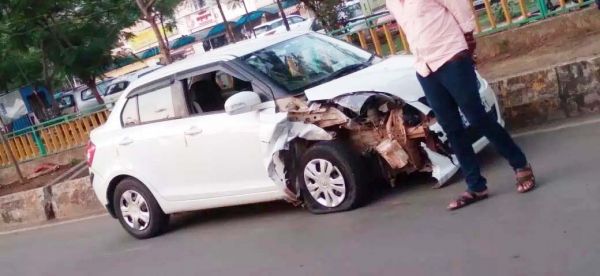 वीआईपी रोड पर कारें भिड़ीं, रिपोर्ट नहीं