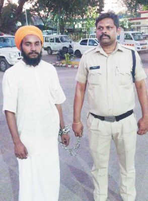 22 वर्ष के साधु ने गुरूजी के दिए स्वर्ण बिस्किट के बदले