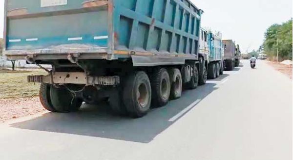 एनएच किनारे फ्लाईऐश डंप करने वाले वाहनों पर कार्रवाई
