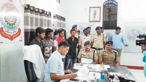 फाइनेंस कंपनी के कर्मियों से देशी कट्टा अड़ाकर लूट