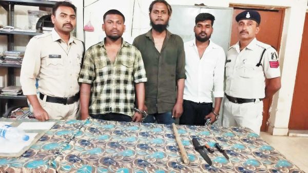 रास्ता रोककर मारपीट, 4 बंदी