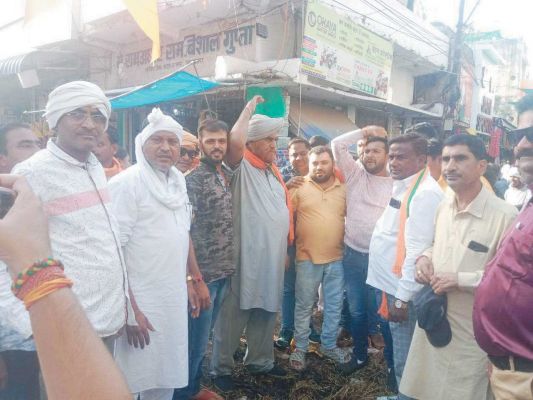 शराब घोटाला के विरोध में भाजपा ने सीएम-आबकारी मंत्री का पुतला फूंका