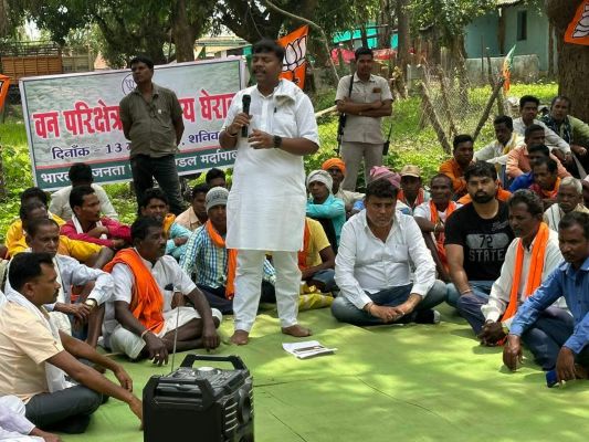 मांगों को लेकर भाजपाइयों ने वन परिक्षेत्र कार्यालय घेरा