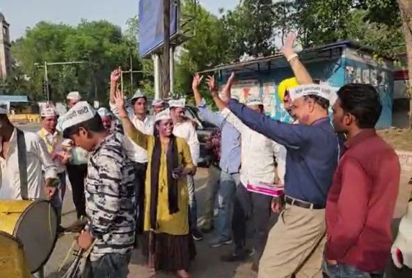 जालंधर में जीत और यूपी में एंट्री का जश्न, बनाया ‘आप’ ने