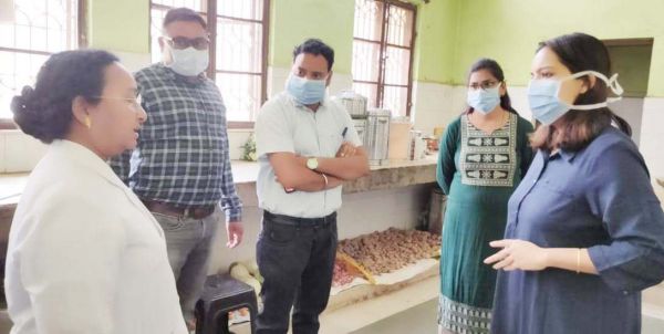 एसडीएम ने जिला अस्पताल में गंदगी देख लगाई फटकार 