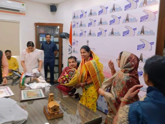 जिपं अध्यक्ष गीता ने केंद्रीय मंत्री गडकरी से की मुलाकात