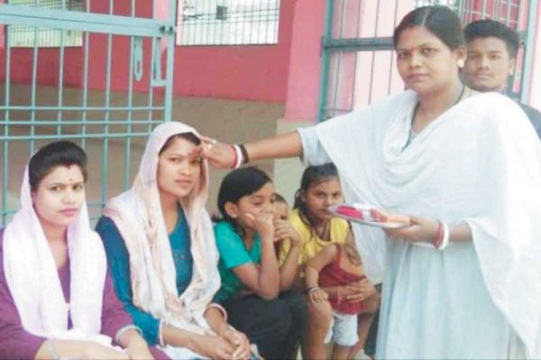 महिलाओं को मतदान प्रक्रिया से जोडऩे नवविवाहित वधुओं का सम्मान